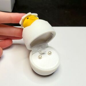 2007 Avon freshwater pearl stud earrings in Easter chick packaging / gift box